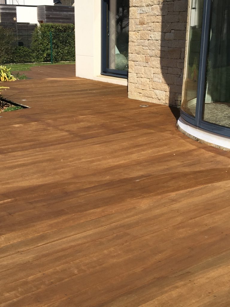 terrasse en bois exotique entretenue avec un saturateur