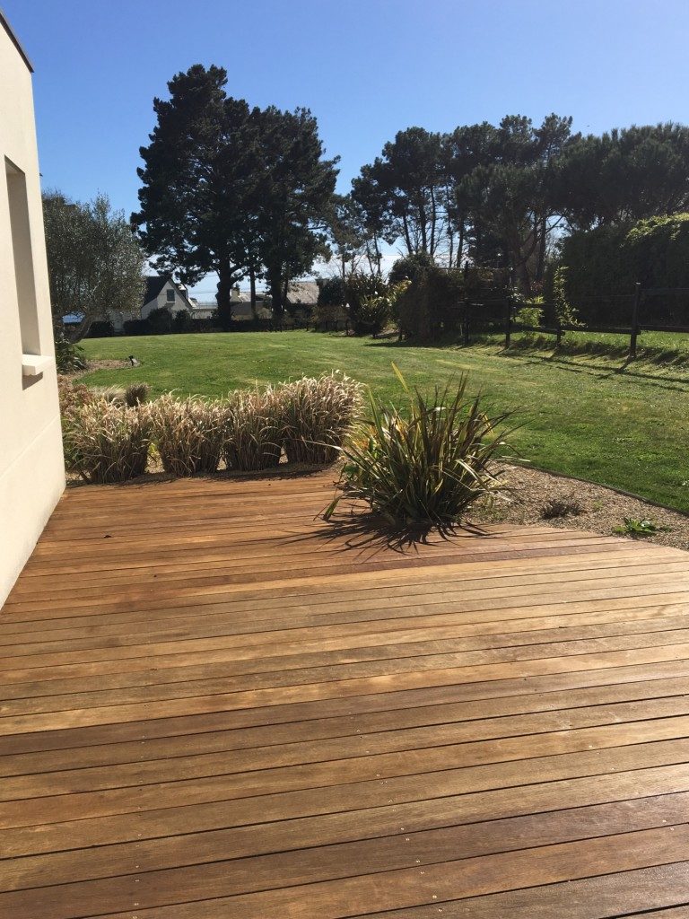 terrasse bois exotique entretenue avec un saturateur