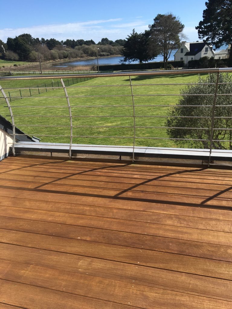 terrasse bois exotique donnant sur la mer