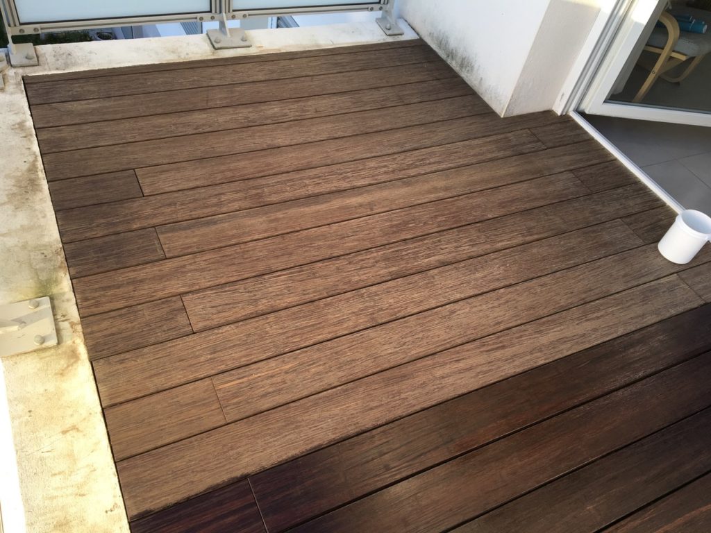 terrasse bois après l'application d'un dégriseur