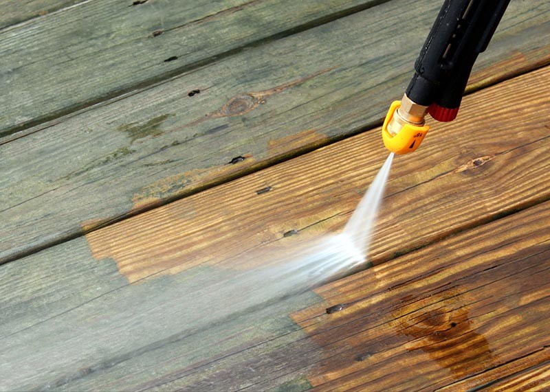 Nettoyeur haute pression utilisé sur une terrasse en bois