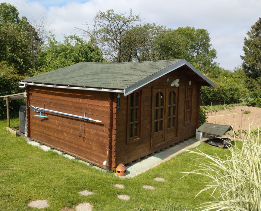 Chalet de jardin entretenu pendant 7 ans avec une huile saturateur teinte Chêne clair