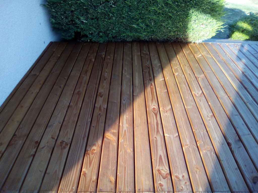 Terrasse en bois avec application d'un saturateur monocouche Coriwood Terrasses Hydro pour une mise en valeur du veinage du bois
