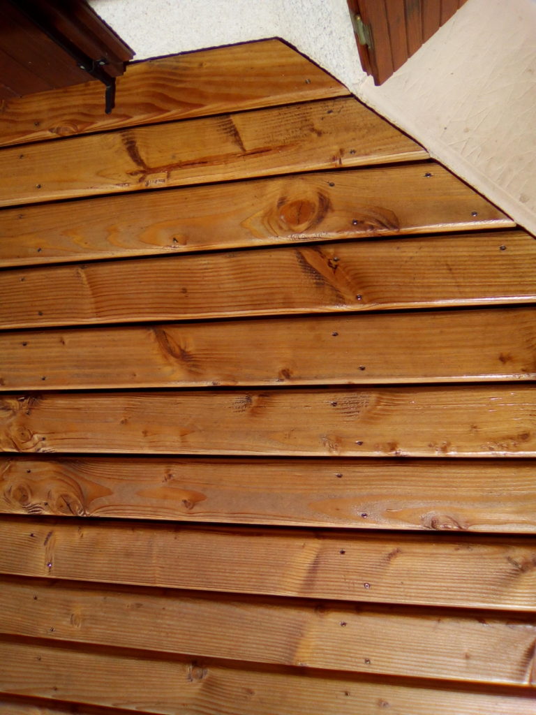 Zoom sur terrasse en bois avec application d'un saturateur monocouche Coriwood Terrasses Hydro pour un effet bois mouillé