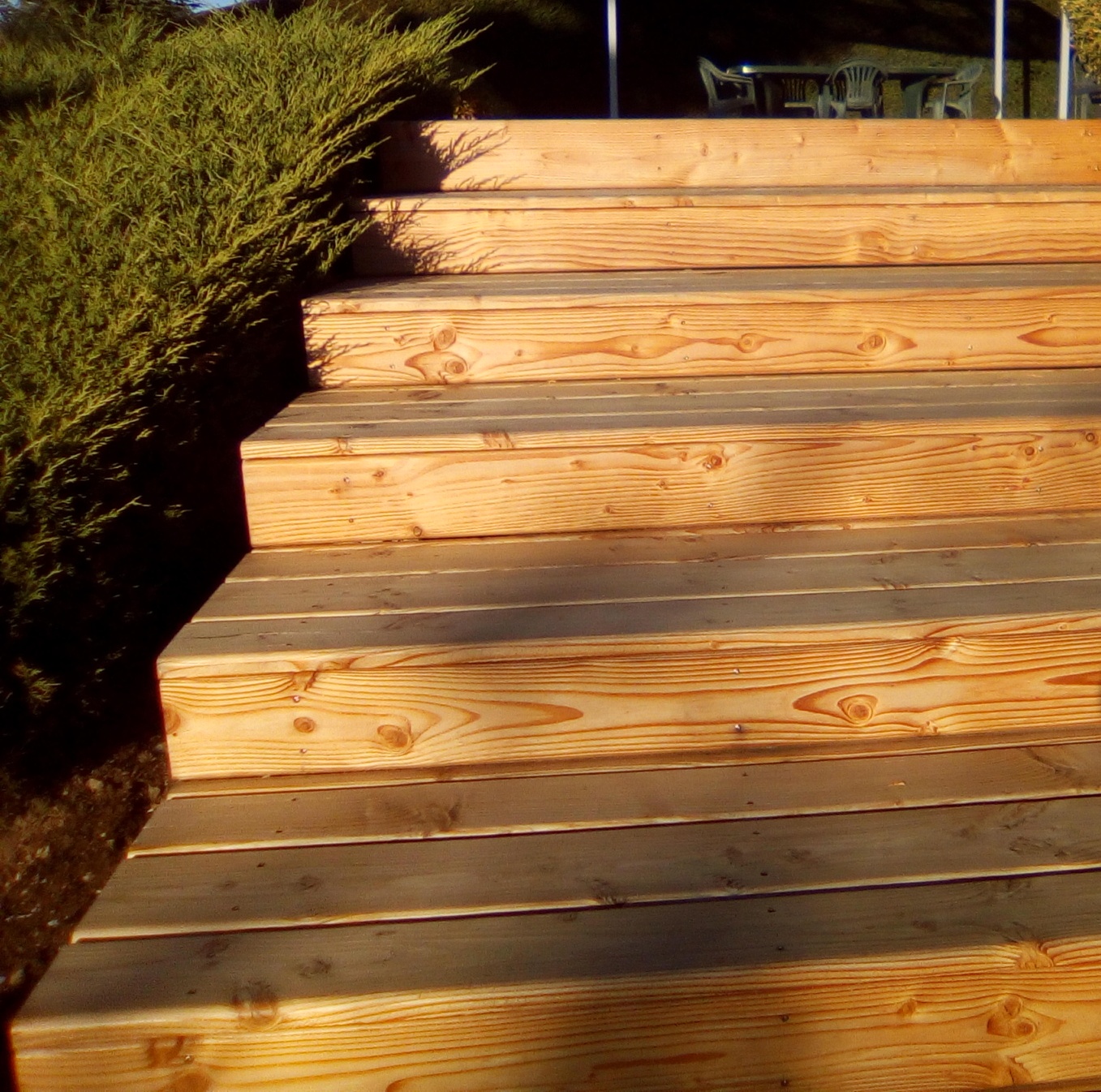 Escalier en bois douglas sur lequel un saturateur incolore a été appliqué pour un effet bois mouillé