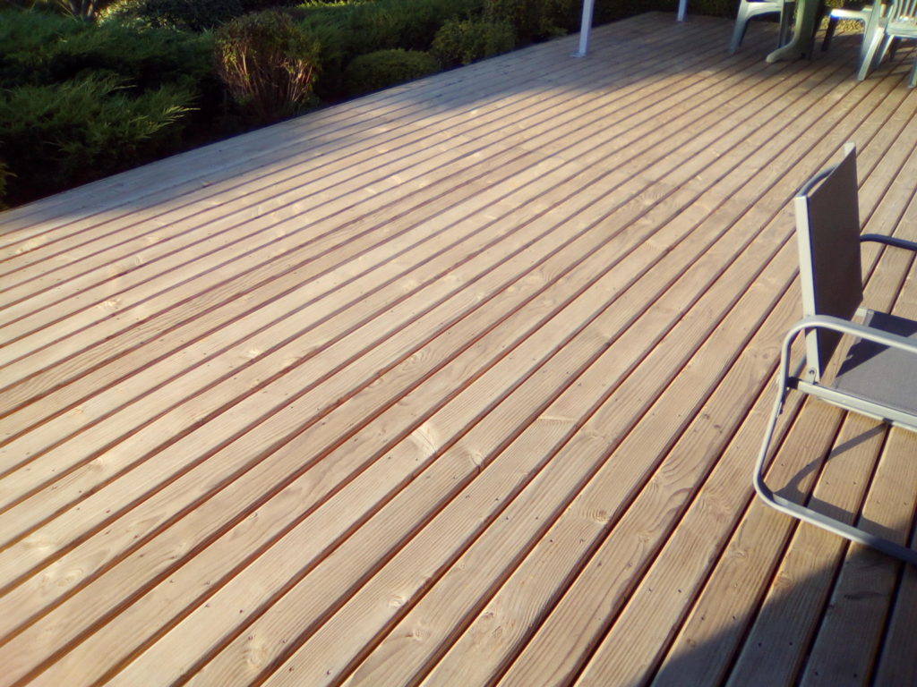 Aspect d'une terrasse en bois neuve, sans produit de traitement