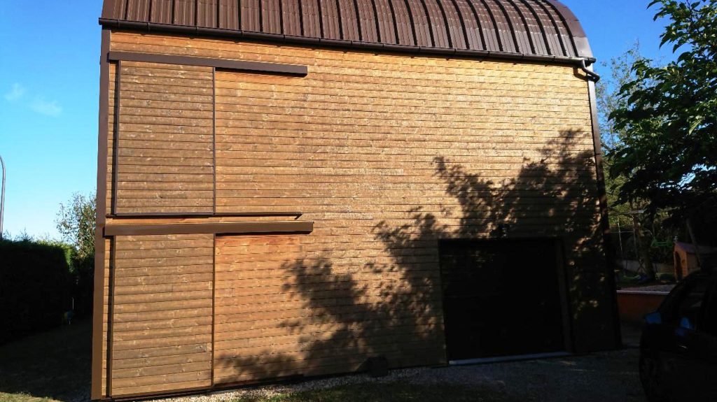 le bardage bois d'une maison ayant subi une intempérie de grêle