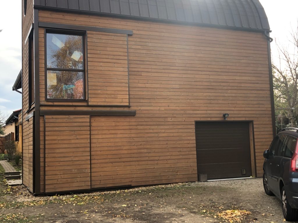Résultat de la rénovation d'un bardage bois abimé par un épisode de grêle