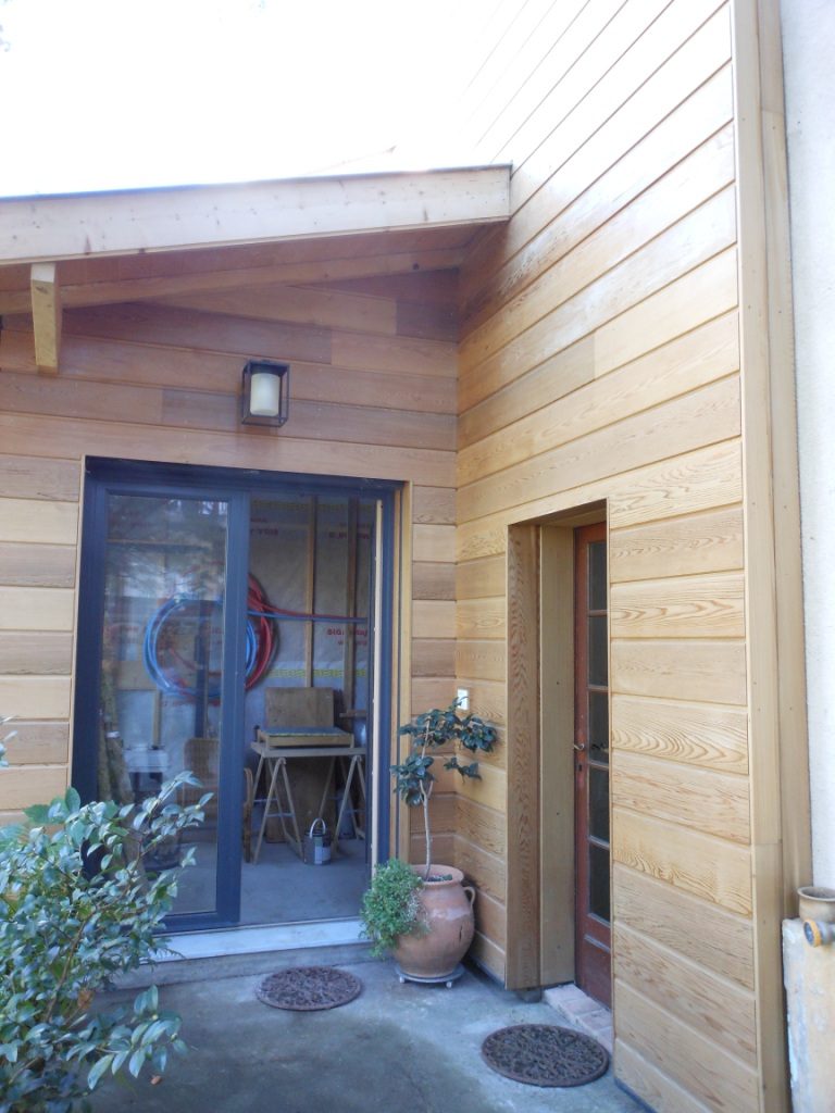 entrée avec bardage bois Red Cedar protégé avec un produit anti-UV