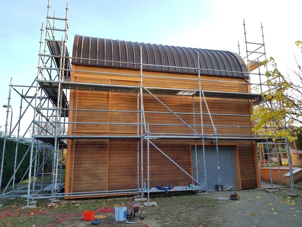 chantier de rénovation d'un bardage en bois avec échaffaudage