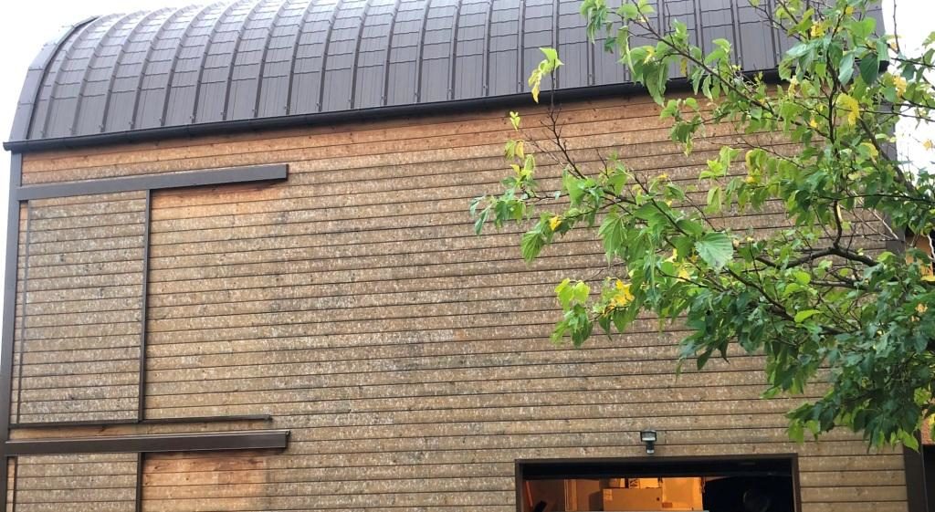 façade nord d'un bardage bois endommagé par la grêle