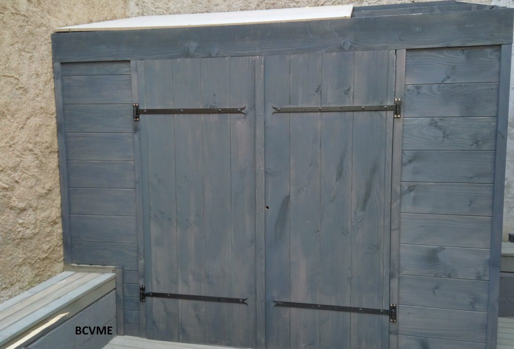 Un cabanon en bois traité avec l'huile saturateur Coregal Ter Gris anthracite