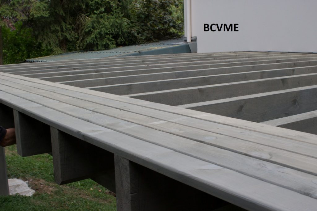 montage d'une terrasse en bois traité avec le produit Coregal Ter couleur Gris vieilli