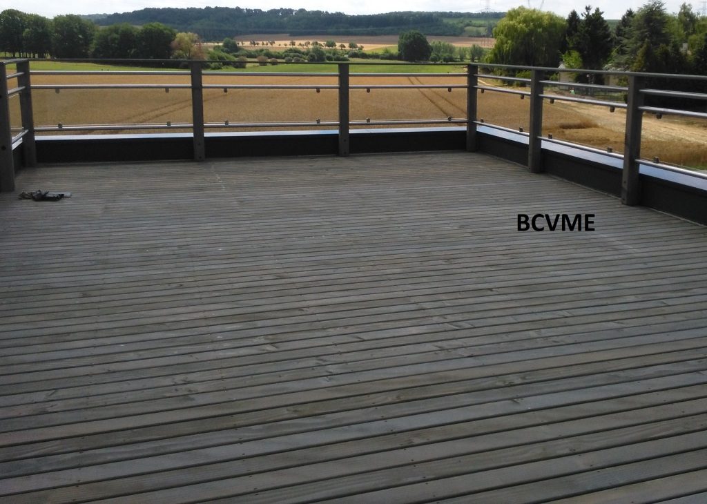 terrasse traitée avec l'huile saturateur bois Coregal Ter couleur Gris vieilli