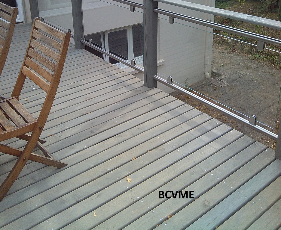 Terrasse en bois sur laquelle a été appliqué le produit spécial bois Coregal Ter couleur Gris vieilli