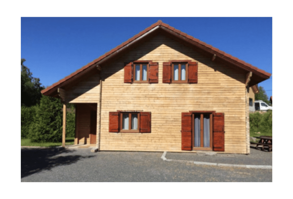 Comment dégriser un bardage en bois (un chalet avant/après)