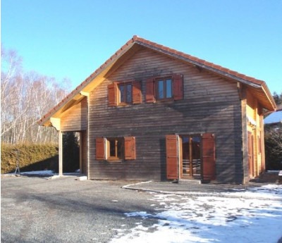 Chalet en bois grisé par les uv, la nege, le vent.