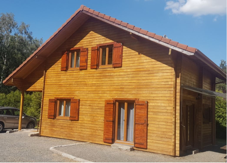 Chalet en bois renové avec le saturateur teinte Miel Protext de Durieu Owatrol