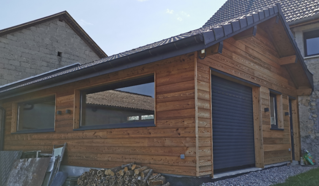 chalet en mélèze en montagne