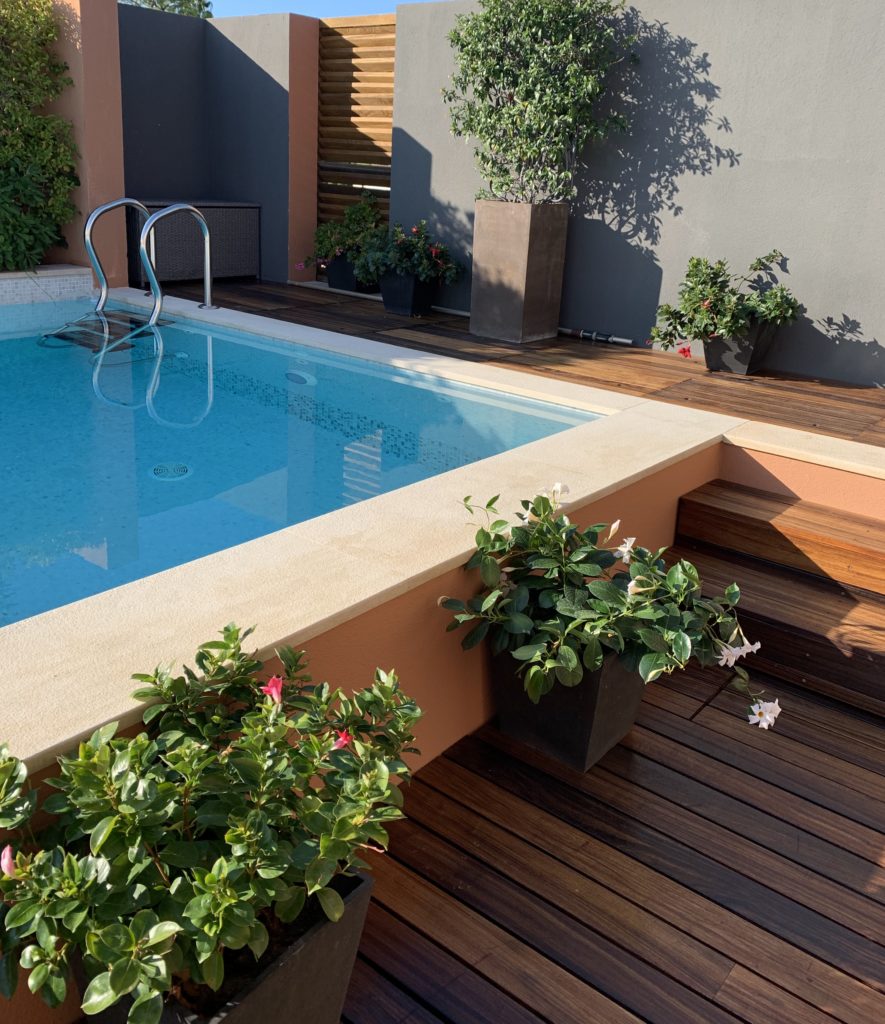 Terrasse en teck après l'application du produit Coriwood Terrasses Hydro