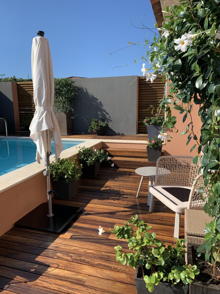 Terrasse en bois après application d'un saturateur coril