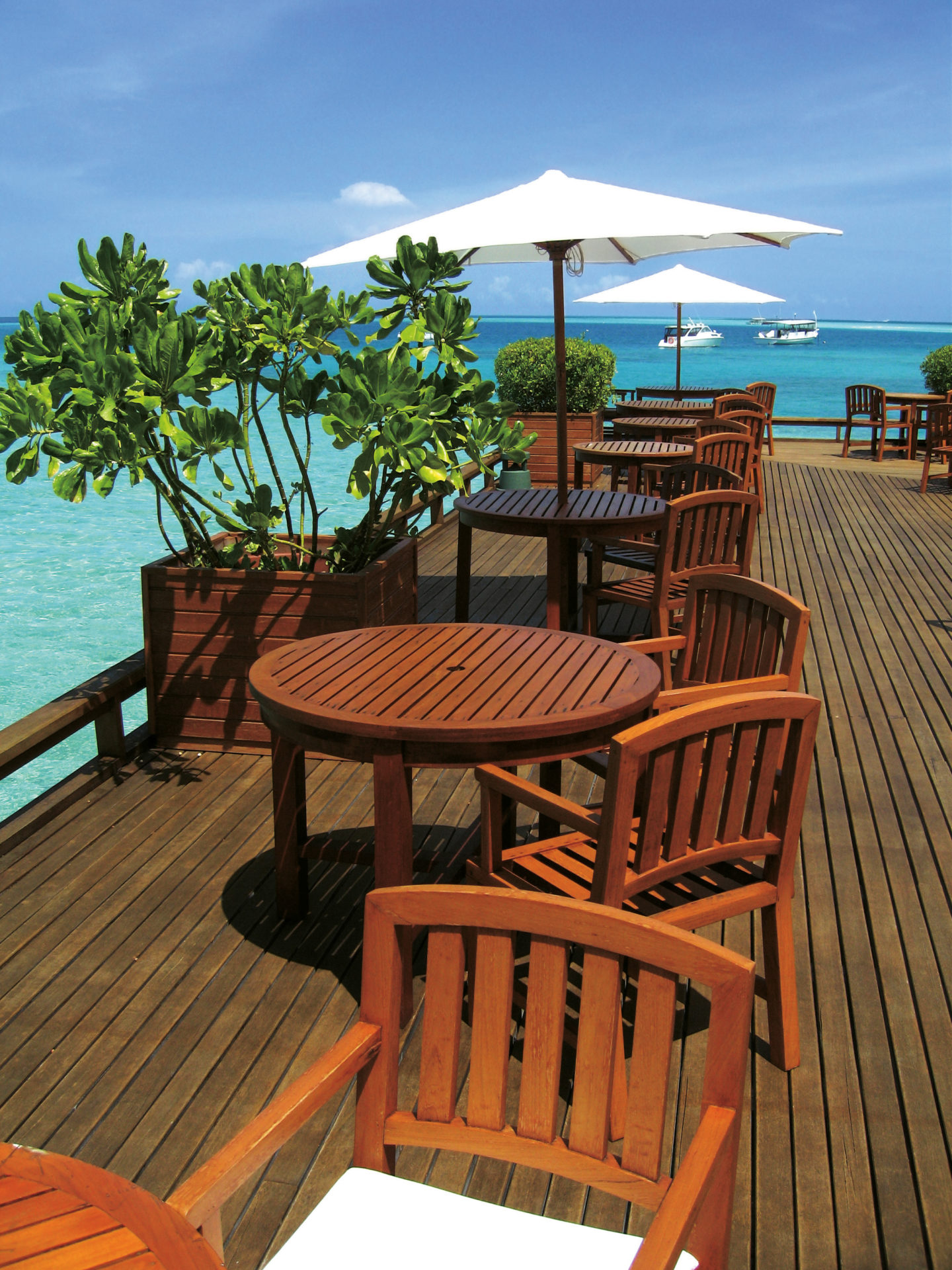 Tables et chaises en bois sur terrasse