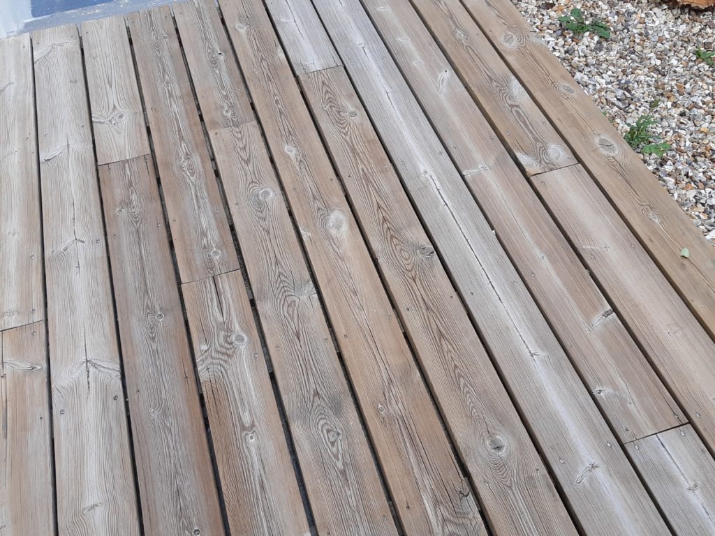 zoom sur lames de terrasse en bois mélèze