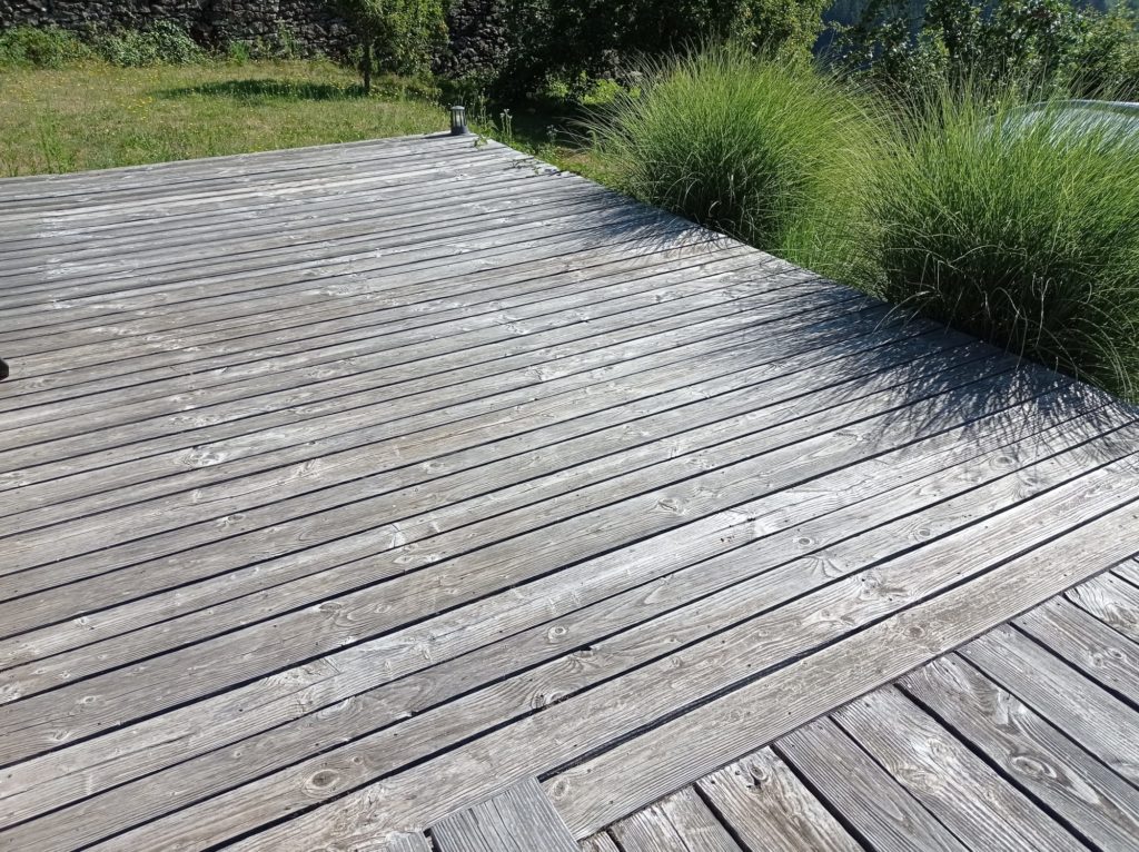 Zoom sur terrasse en bois douglas grisé