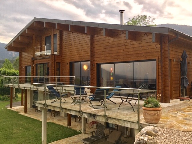 vue d'un chalet en bois de madriers