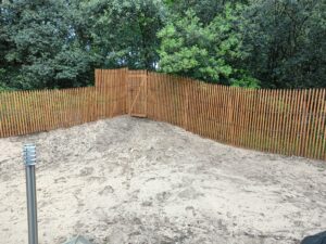 Ganivelles de bordure protégées avec un saturateur