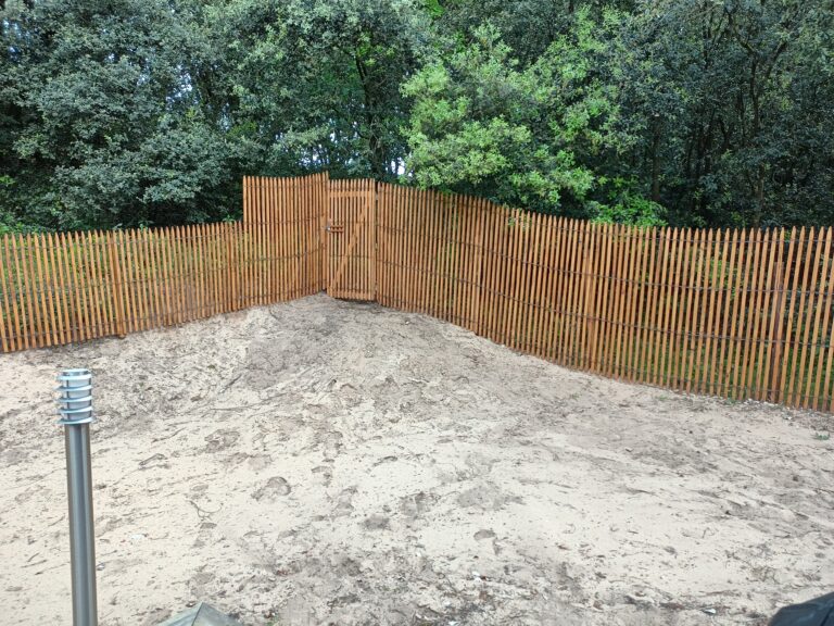 Ganivelles de bordure protégées avec un saturateur