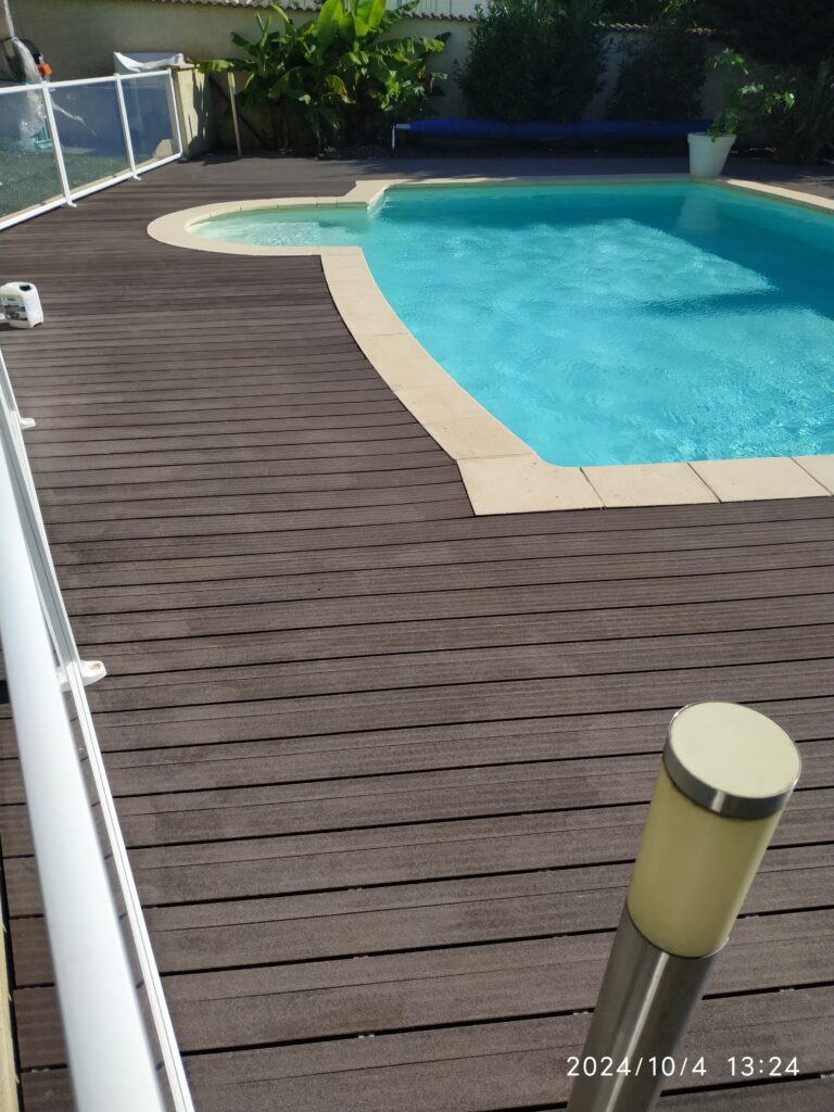 terrasse de piscine en bois composite avant rénovation