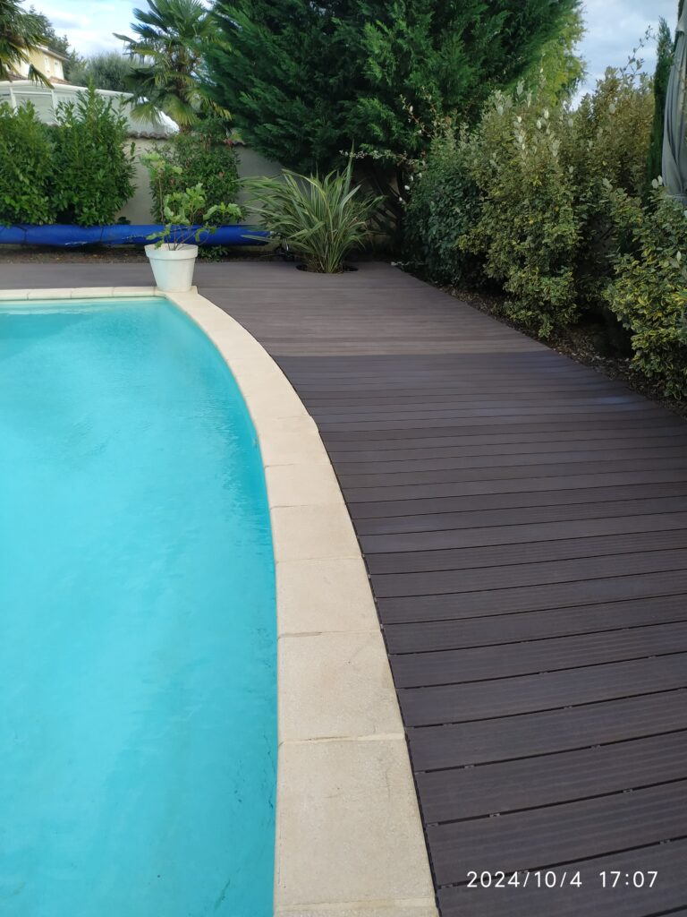 terrasse de piscine en bois composite en cours de rénovation
