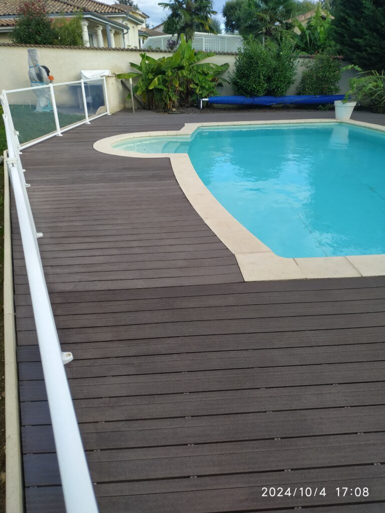 terrasse de piscine en bois composite en cours de rénovation