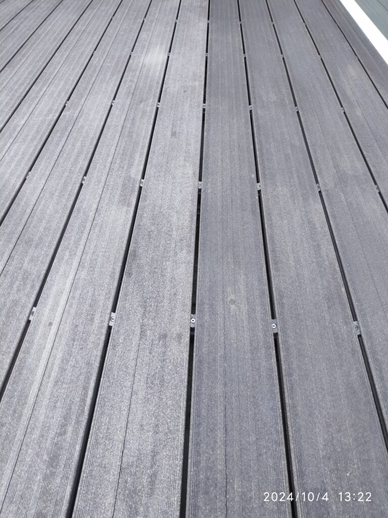 terrasse de piscine en bois composite grisaillé