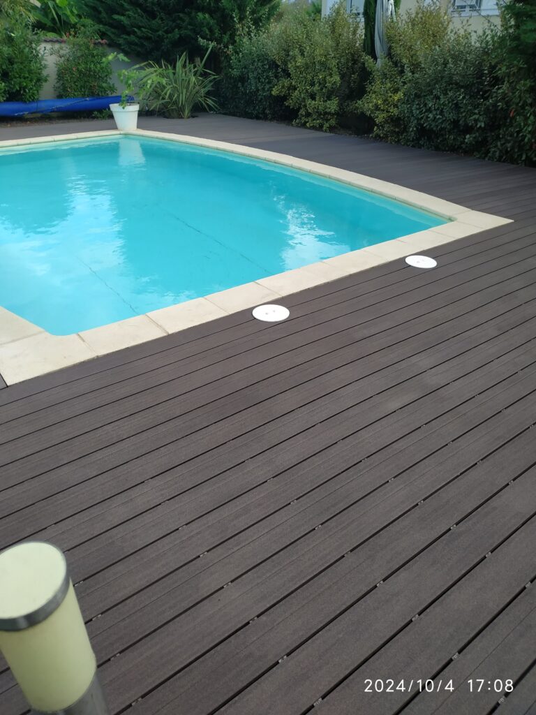 terrasse de piscine en bois composite rénovée
