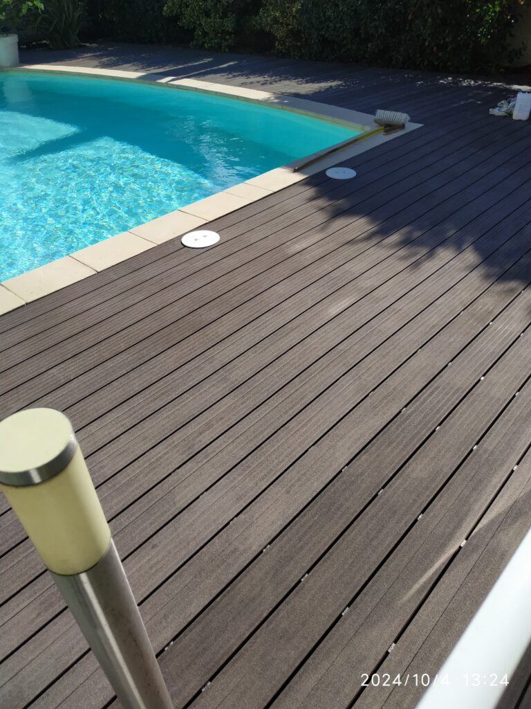 terrasse de piscine en bois composite rénovée